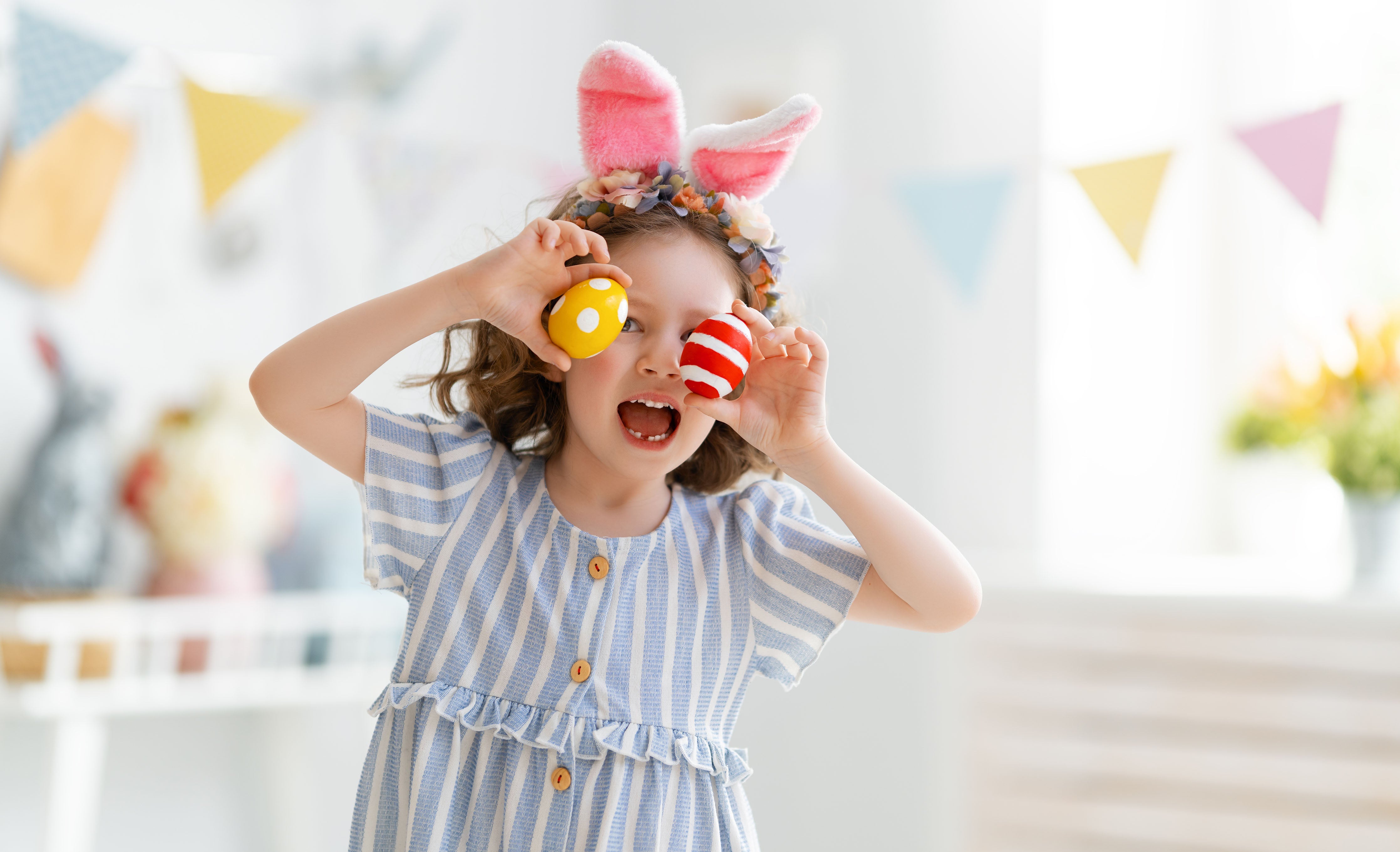 Kind freut sich an Ostern über Ostereier