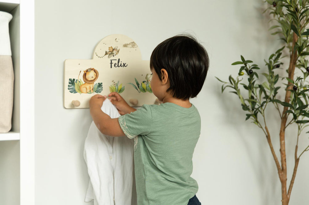 Personalisierte Kindergarderobe aus Holz für jede Familie