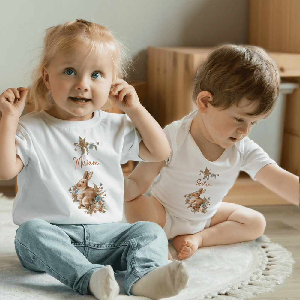 Klassischer Babystrampler und Klassisches T-Shirt kurzärmlig - Hase Blumen - Muckelmeister