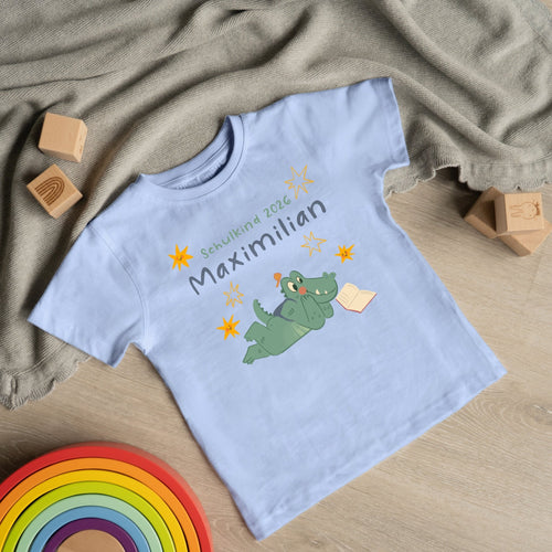 Personalisiertes Kinder T-Shirt zur Einschulung mit Namen – Cooles Skateboard Krokodil