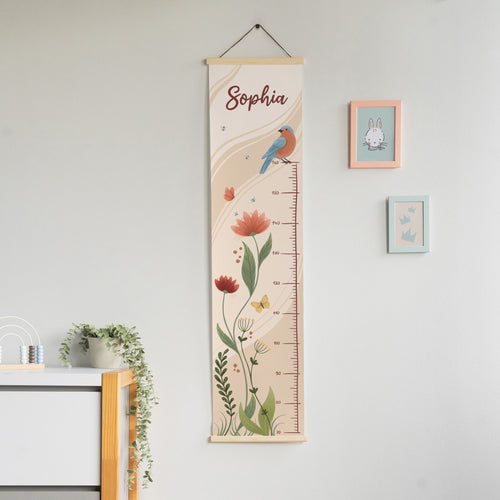 Personalisierte Messlatte zum Hängen - Blumen und Vogel