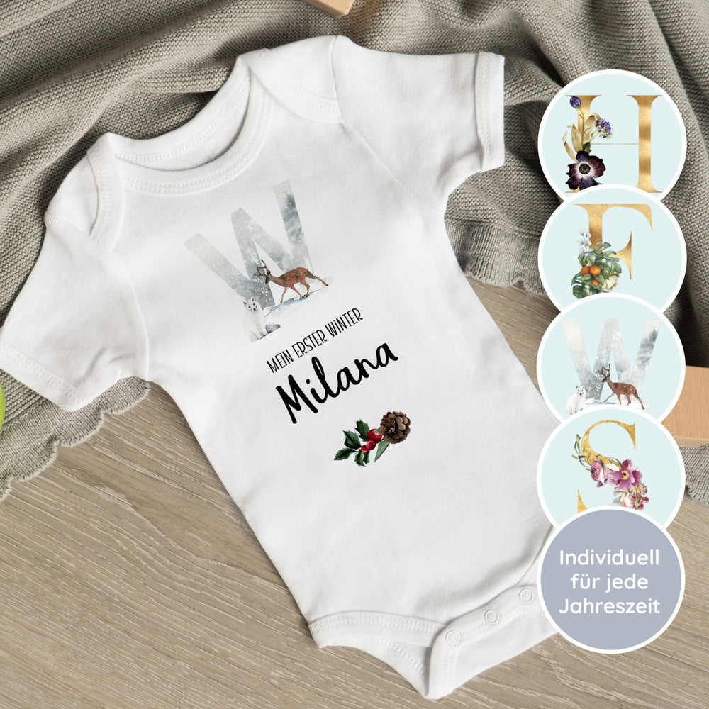 Klassischer Babystrampler kurzärmlig - Jahreszeiten Buchstabe - Muckelmeister