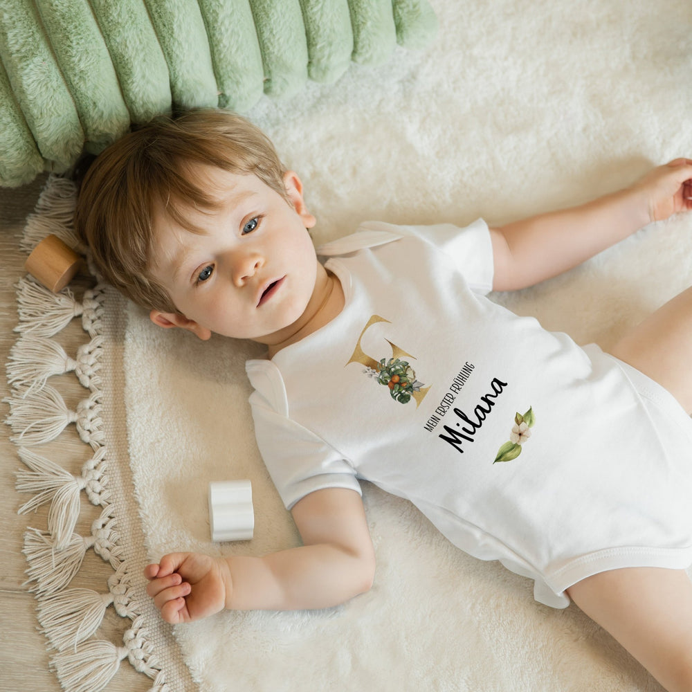 Klassischer Babystrampler kurzärmlig - Jahreszeiten Buchstabe - Muckelmeister