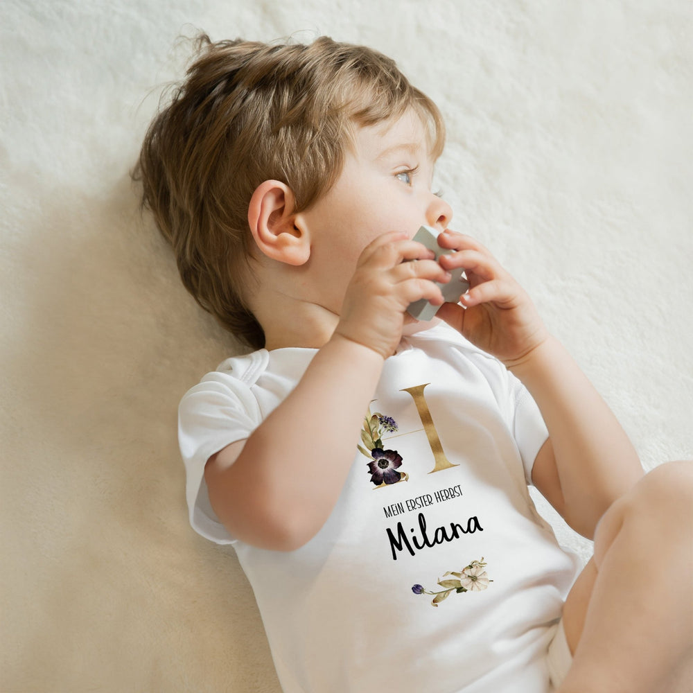 Klassischer Babystrampler kurzärmlig - Jahreszeiten Buchstabe - Muckelmeister