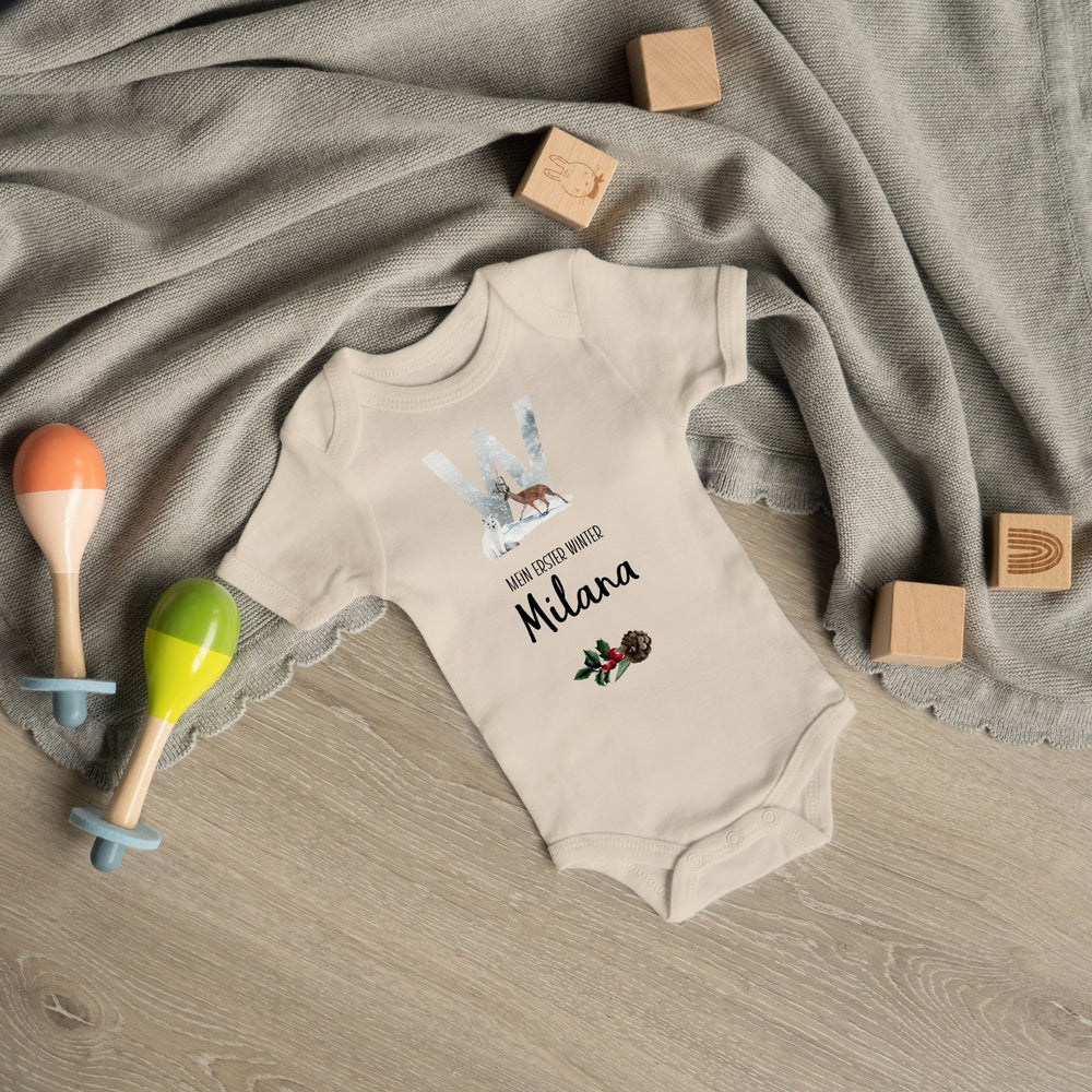 Klassischer Babystrampler kurzärmlig - Jahreszeiten Buchstabe - Muckelmeister