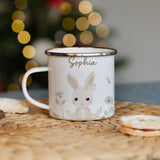 Personalisierte Emallie Tasse - "Hase im Gras" - Muckelmeister