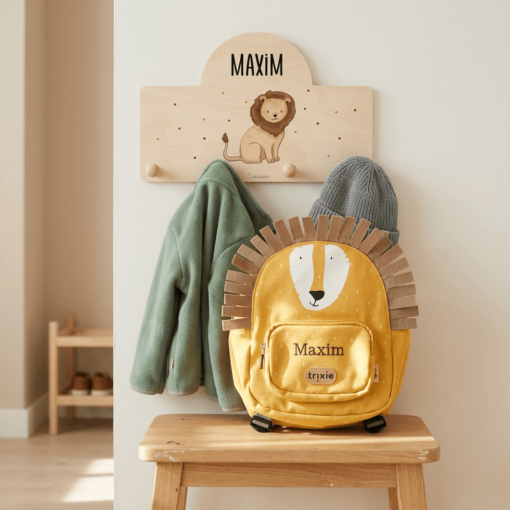 Personalisierter Kinderrucksack mit Name – Löwe, Dino oder Schmetterling | Stick - Muckelmeister