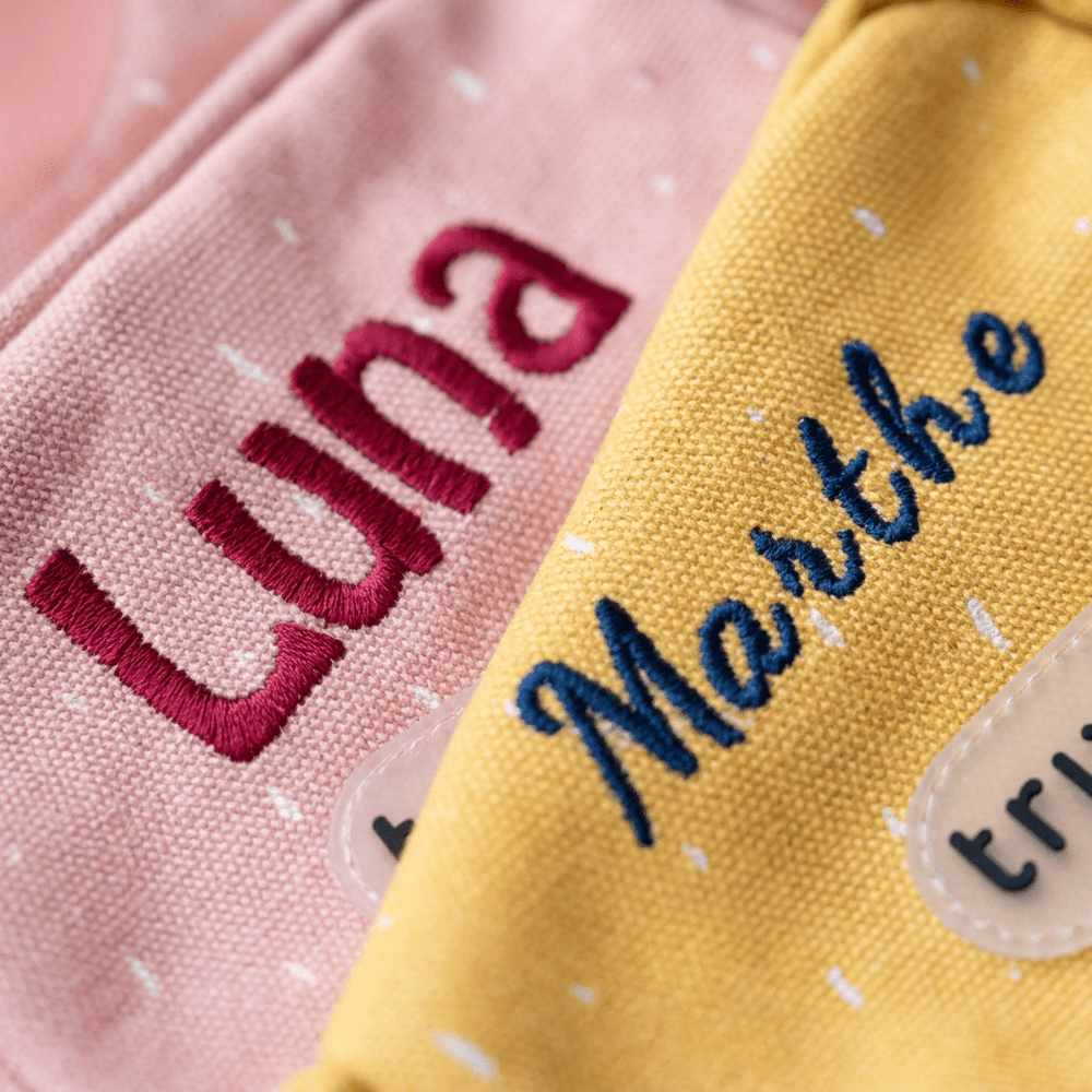 Personalisierter Kinderrucksack mit Name – Löwe, Dino oder Schmetterling | Stick - Muckelmeister