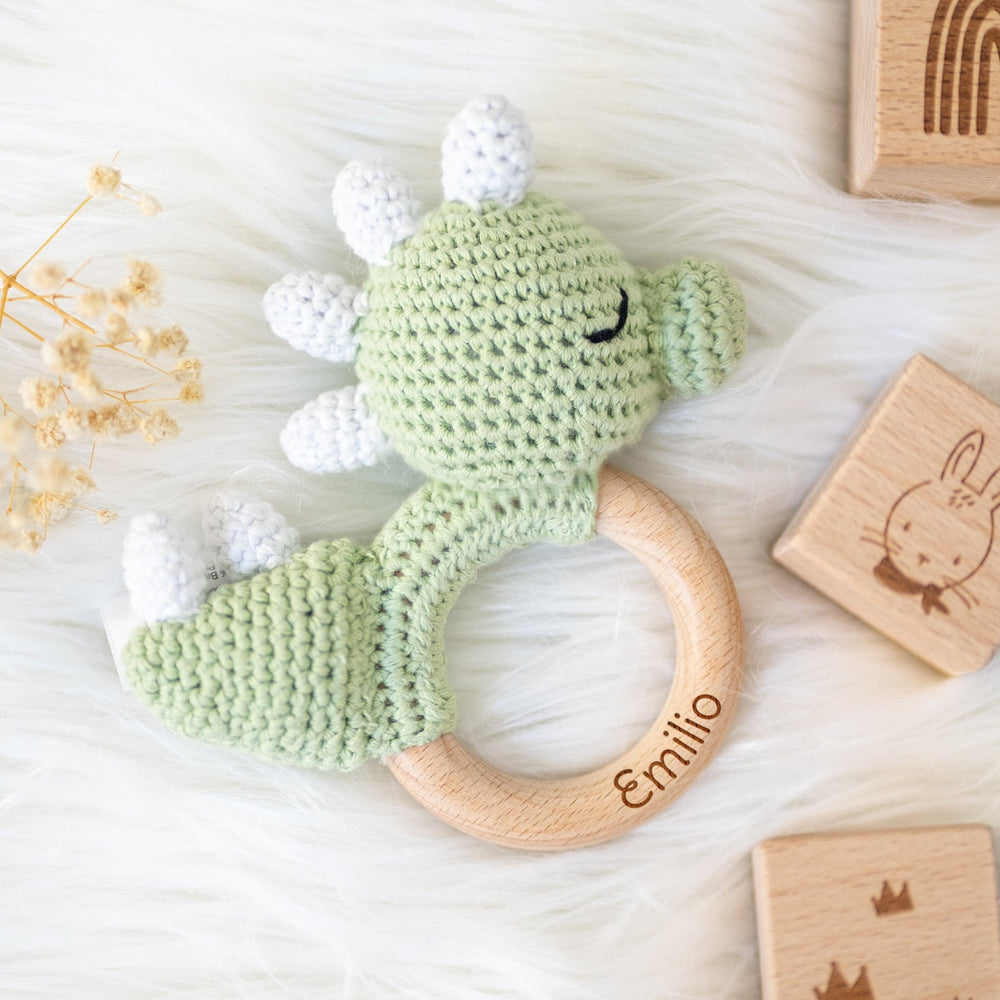 Greifling Baby mit Namen - Dino - Muckelmeister