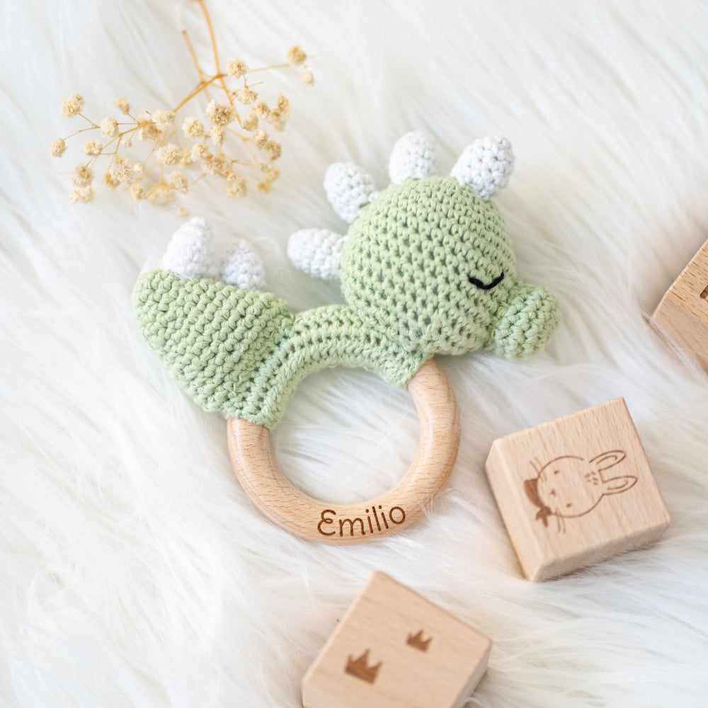 Greifling Baby mit Namen - Dino - Muckelmeister