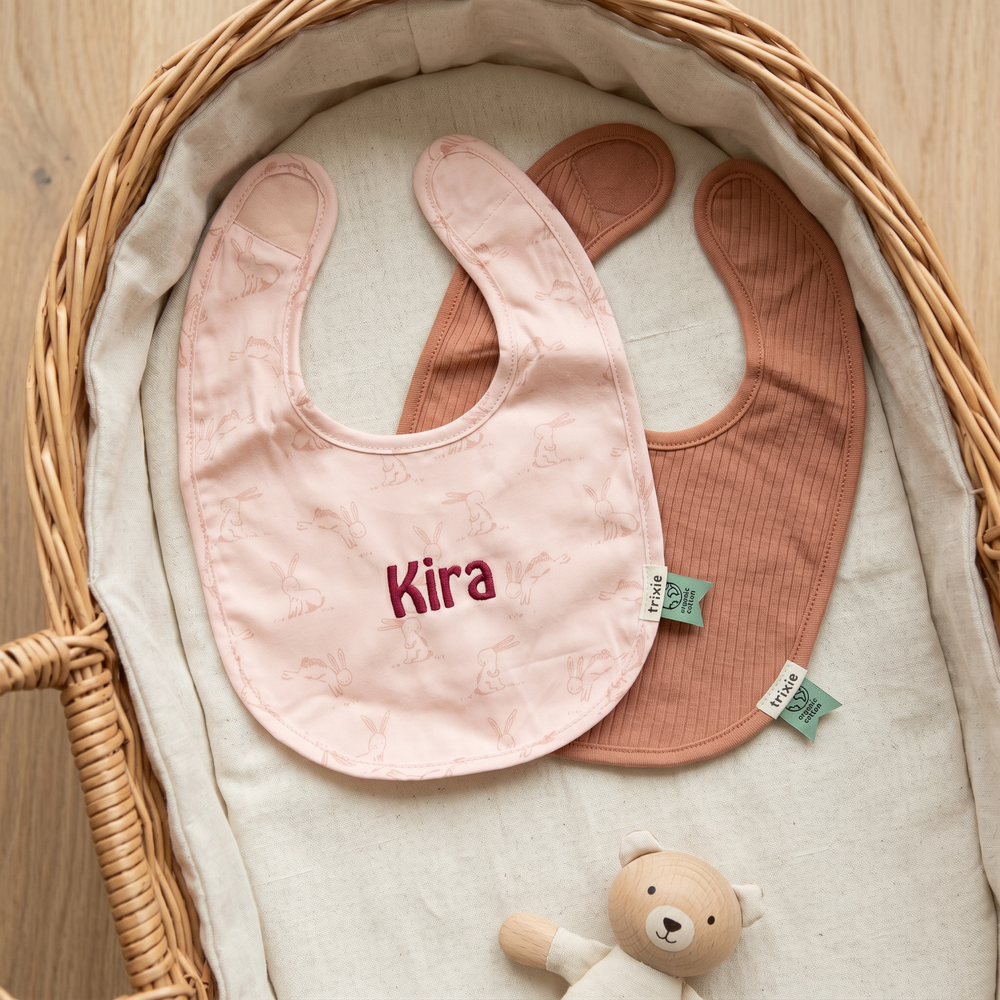 TRIXIE Personalisiertes Lätzchen mit Namen - 2er Pack Hase | Stick - Muckelmeister