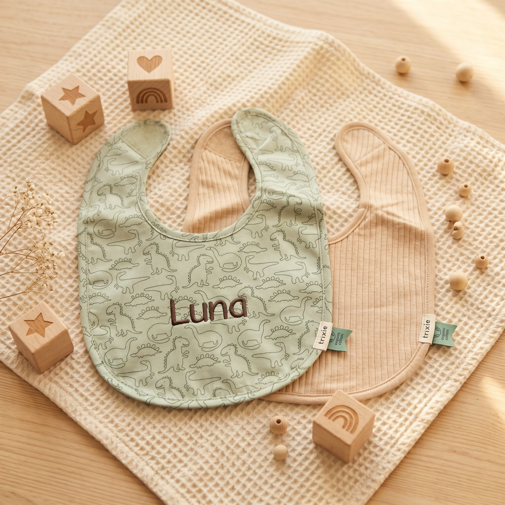 TRIXIE Personalisiertes Lätzchen mit Namen - 2er Pack Dino | Stick - Muckelmeister