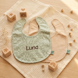TRIXIE Personalisiertes Lätzchen mit Namen - 2er Pack Dino | Stick - Muckelmeister