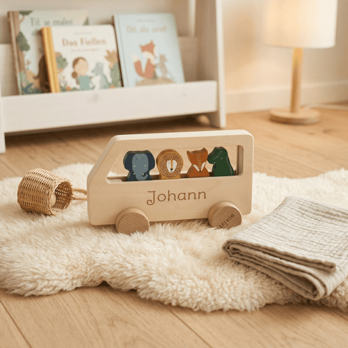 Personalisierter Holzbus mit Tieren